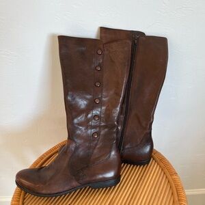 Born brown leather riding boots. Rubber soles. Size 8